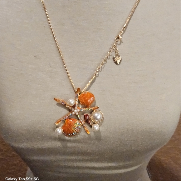 ORANGE STARFISH STATEMENT NECKLACE - Picture 2 of 3